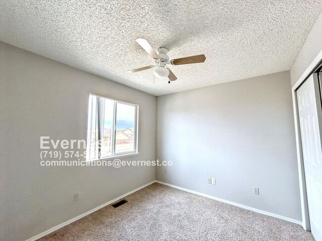 Building Photo - Gorgeous 3-Bedroom Home with Cozy Fireplac...