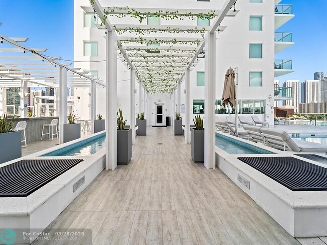 Building Photo - 400 Sunny Isles Blvd