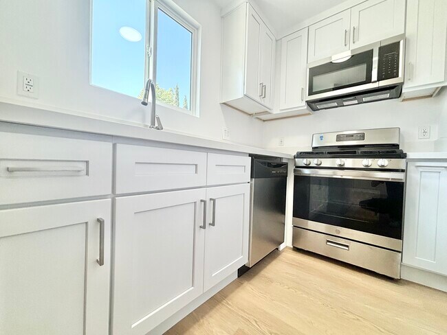 Primary Photo - 327 S Ave 59