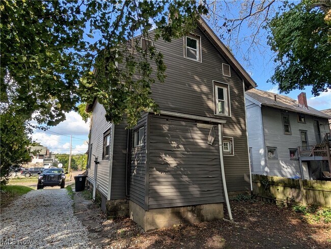 Building Photo - 832 E Buchtel Ave