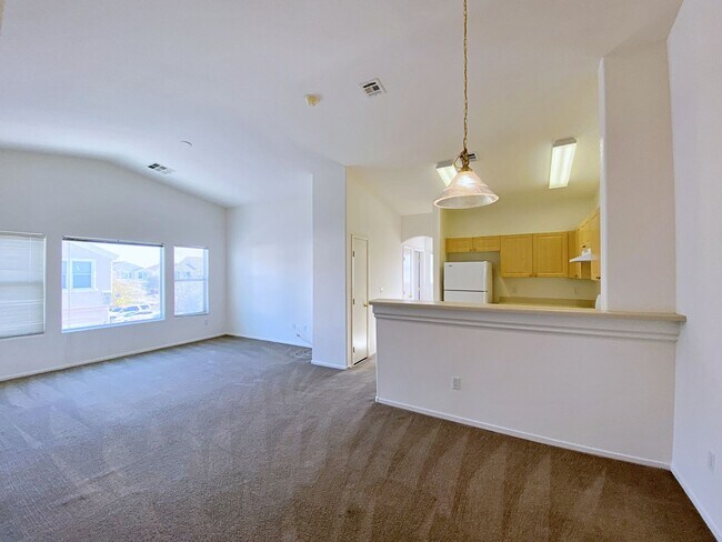 Building Photo - 2 BEDROOM 2 BATH TOWNHOME IN GATED COMMUNITY