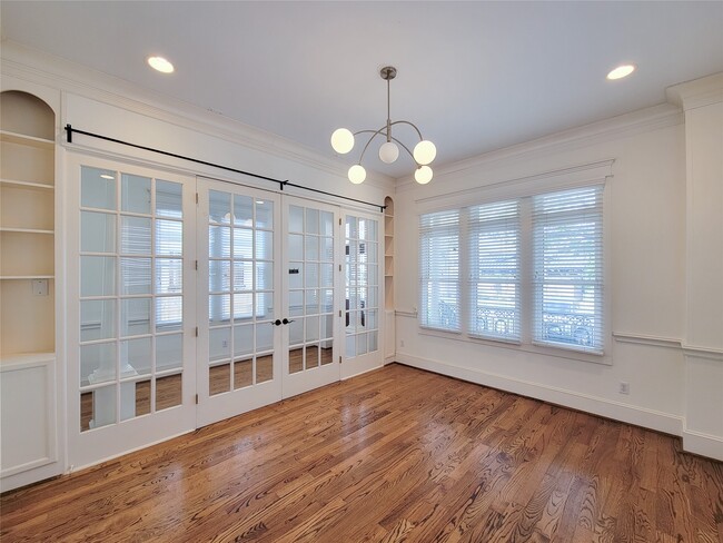 Building Photo - 704 E 9th St