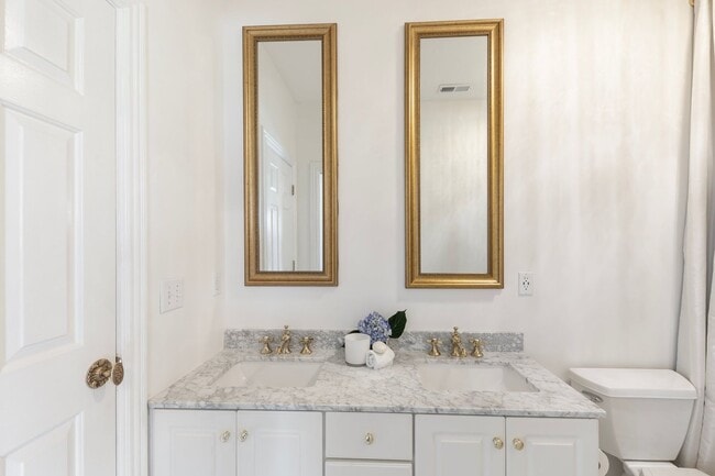 Building Photo - Luxury Furnished Home