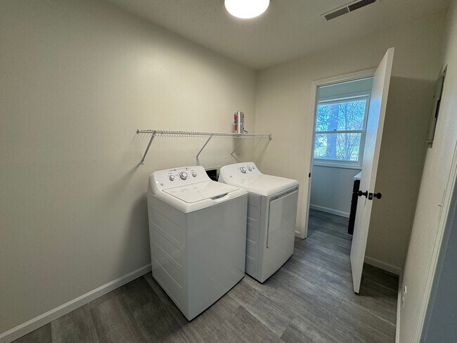 Building Photo - Lakeview Drive