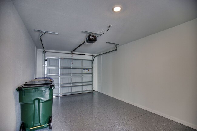 Building Photo - Seasonal Short-Term Second Floor Condo wit...