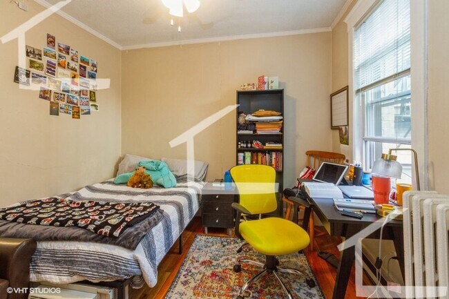 Building Photo - 9/1 No Fee! Sunny 3BR condo unit near Cleveland Circle!