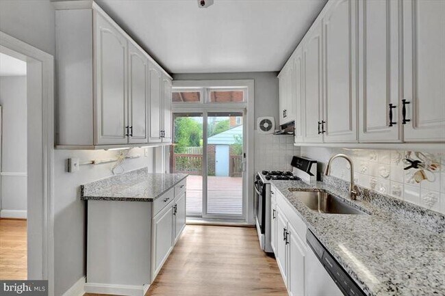 Building Photo - 427 Hopkins Rd