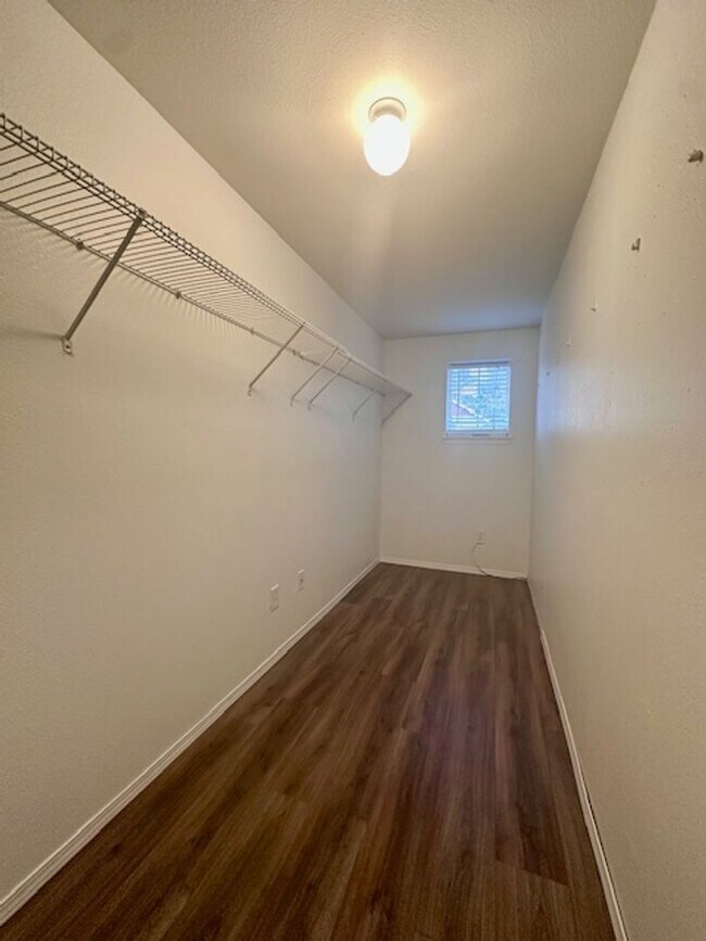 Building Photo - Spacious 4 bedroom - Ready Now