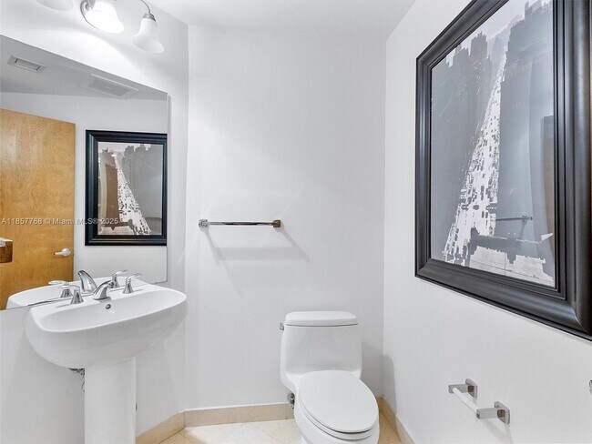 Building Photo - 1060 Brickell Ave