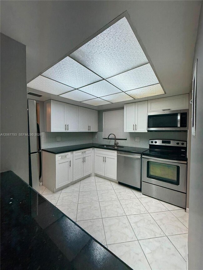 Building Photo - 3100 Riverside Dr