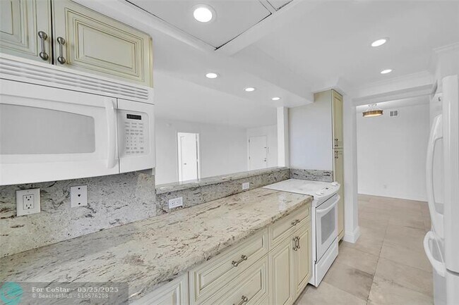 Building Photo - 2841 N Ocean Blvd
