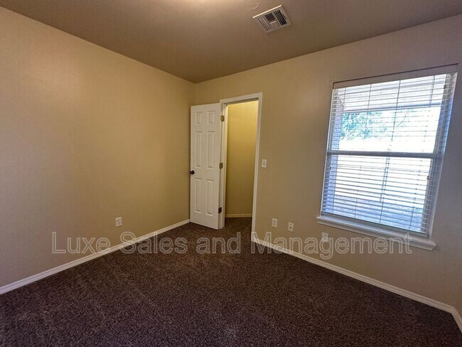 Building Photo - 706 Rockridge Cir