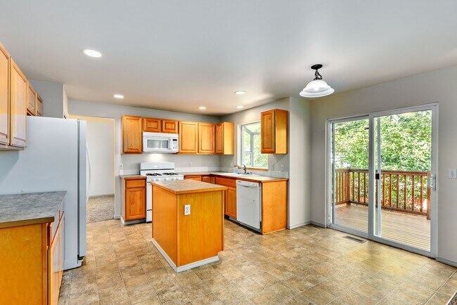 Building Photo - Highly Desirable Home in Ridgetop Communit...