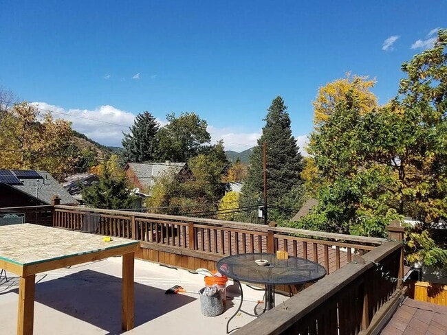 Building Photo - 3 Bedroom Home on the Hill - AVAILABLE NOW!