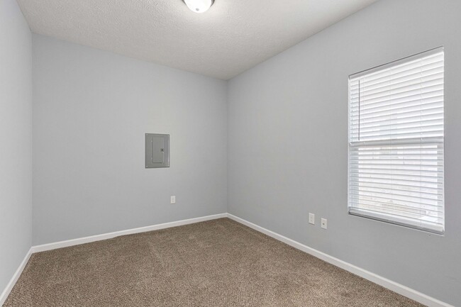Building Photo - 2 bed 2 bath available