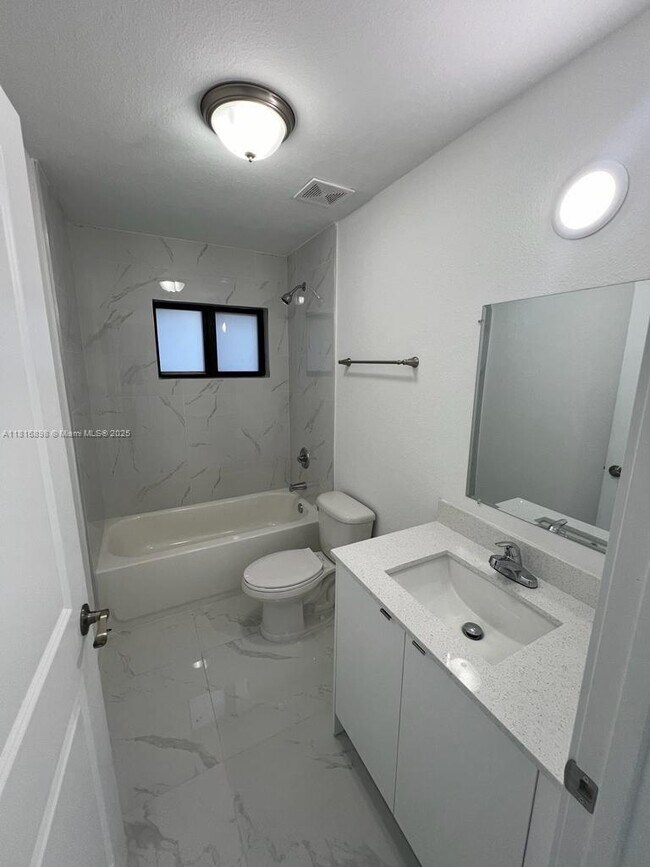 Building Photo - 3 bedroom in Miami FL 33150