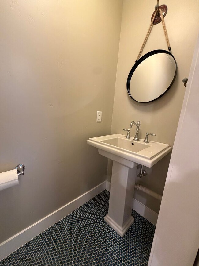 Building Photo - SPACIOUS PROPERTY DOWNTOWN FOR RENT!