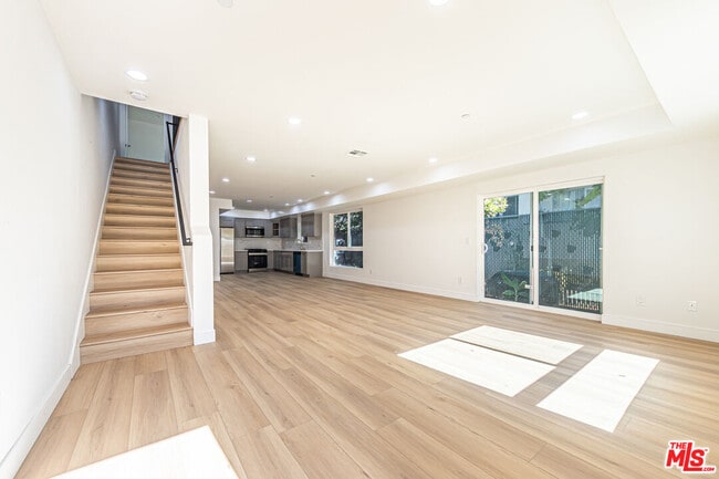 Building Photo - 6021 1/2 Romaine St