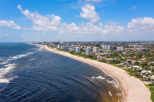 Building Photo - 2307 N Riverside Dr