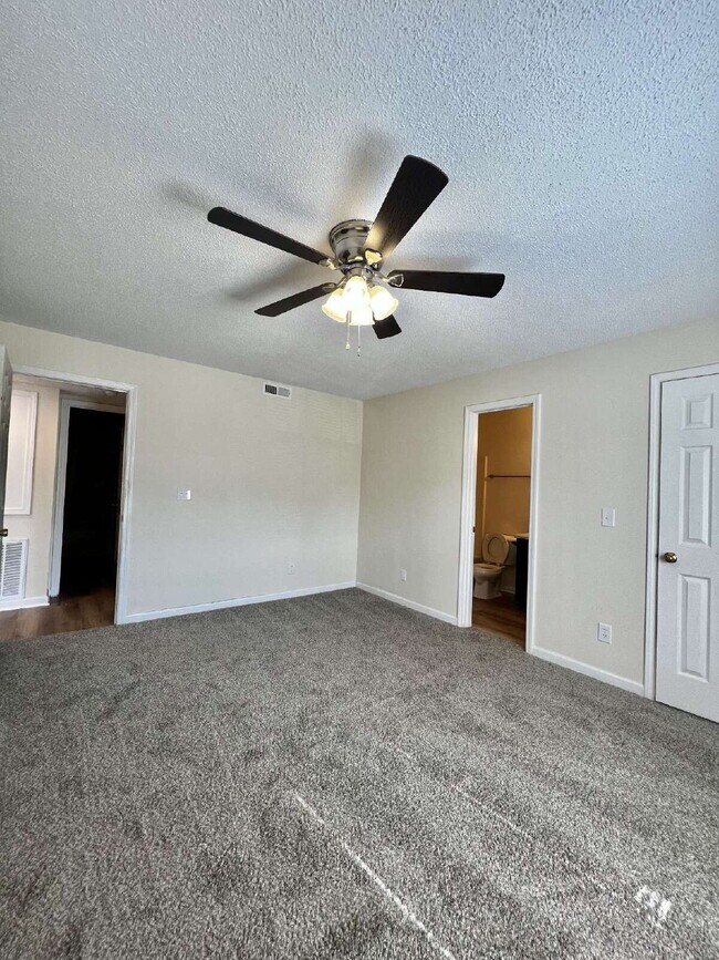 Building Photo - 3864 NORTHEAST DRIVE UNIT C