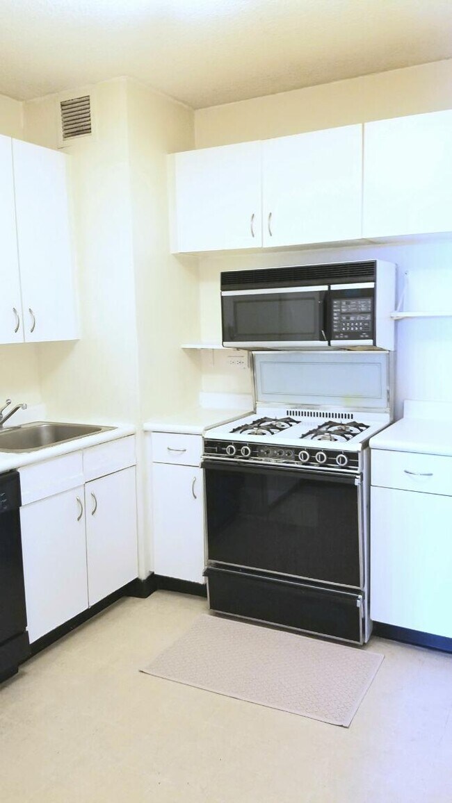 Building Photo - 45 River Dr S