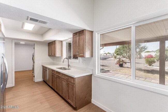 Building Photo - 16853 N Meadow Park Dr