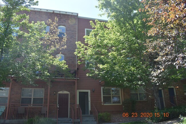 Building Photo - Beautiful 2 Bedroom Townhome / Old Town Ar...