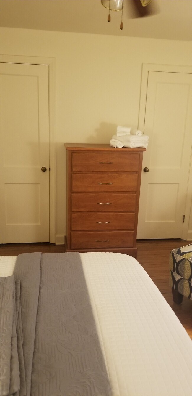 suite bedroom - 3136 N 5th St
