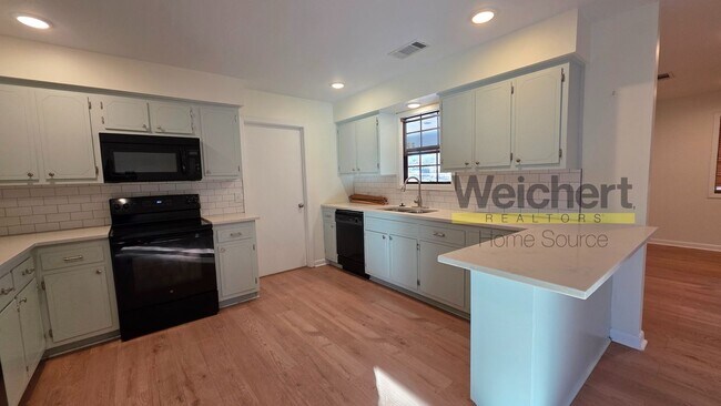 Building Photo - 3 bed, 2 bath in Center Hill