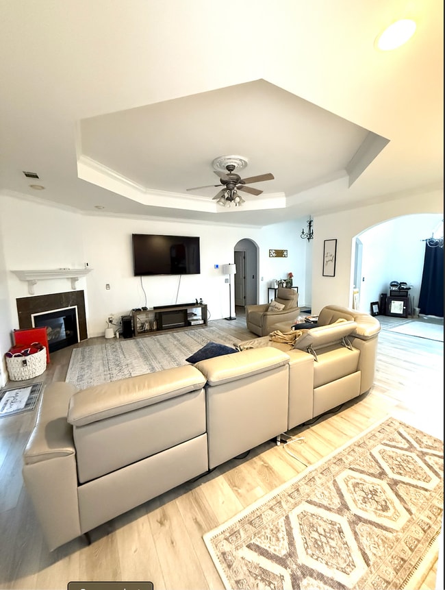 Building Photo - 4 bedroom 2.5 bath home