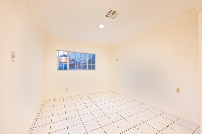 Building Photo - 331 W Bencamp St