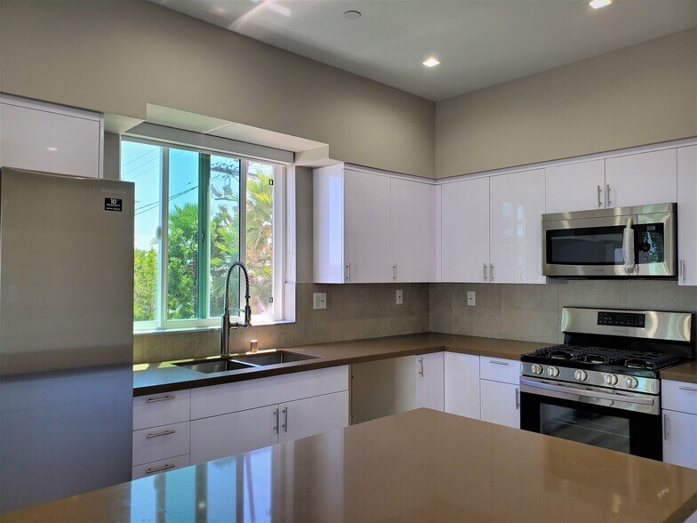 Building Photo - 2337 S Crenshaw Blvd