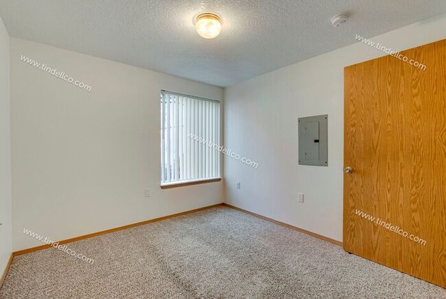 Building Photo - Spacious Pet-Friendly Ground Level Unit w/...