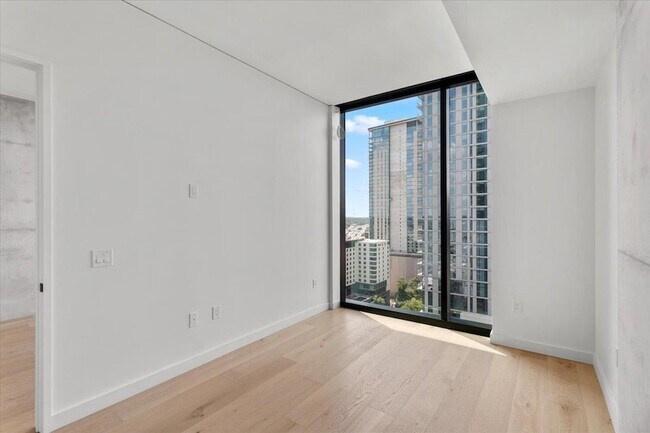 Building Photo - 610 Davis St