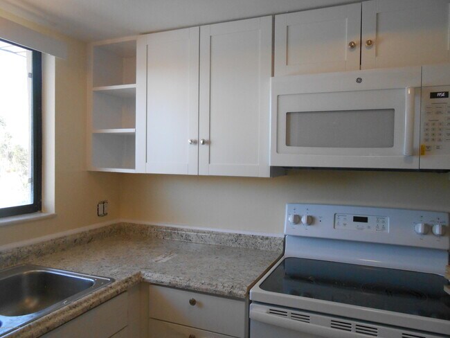 Building Photo - 220 S 5th St