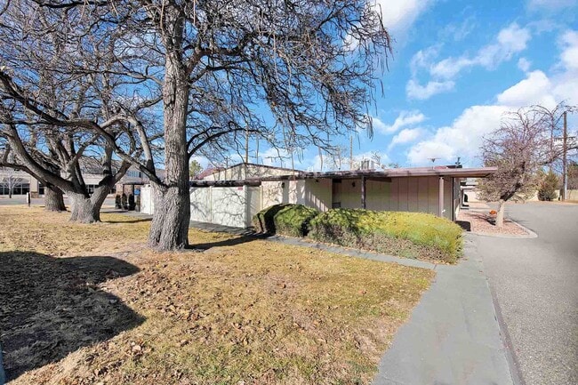 Building Photo - Spacious 2 Bed, 1.5 Bath Townhome Near CMU