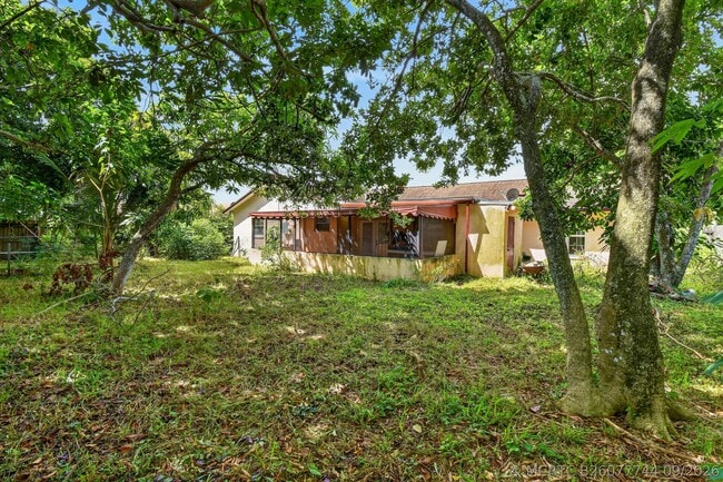 Building Photo - 1102 Westchester Dr E