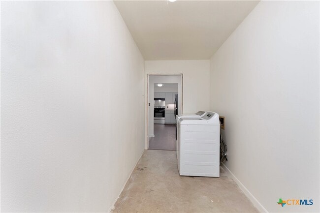 Building Photo - 1405 Oak Park Ln