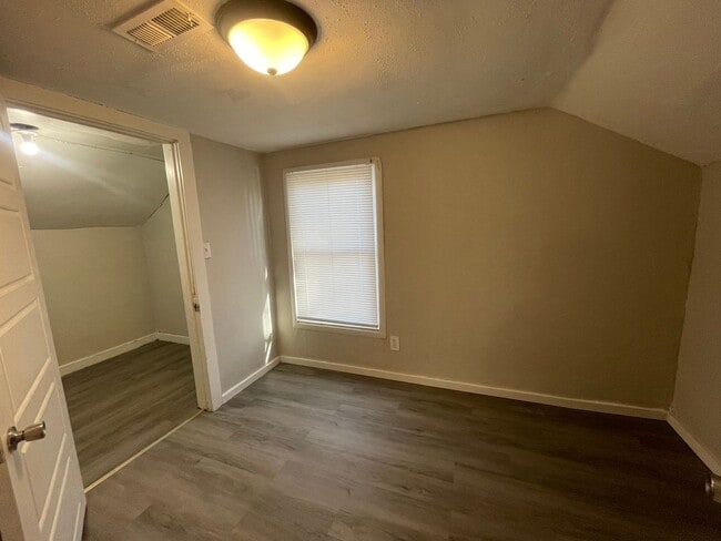 Building Photo - 3 bedroom 1 bath You will love coming Home