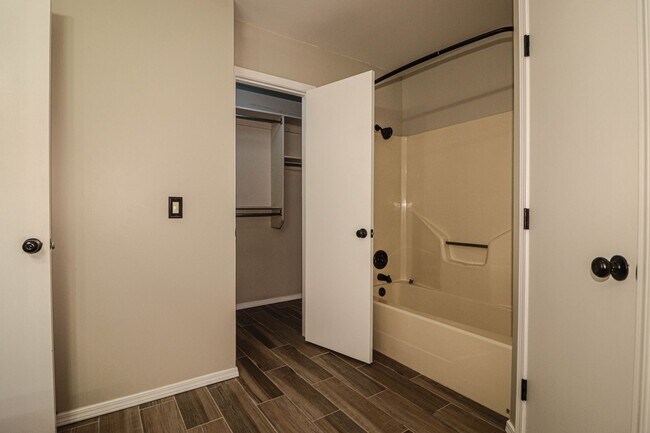 Building Photo - 4 bedroom, 2 1/2 bath, 2 car garage located in the quiet Summit View subdivision.