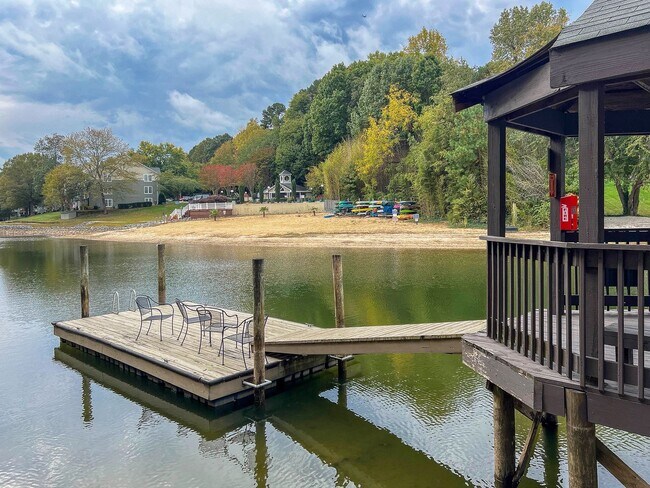 Building Photo - Amenity rich water front condo ready for move in!