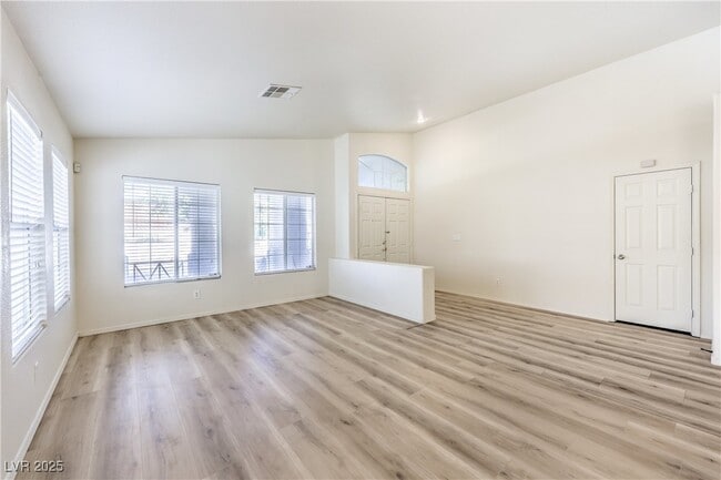 Building Photo - 1851 Vista Pointe Ave