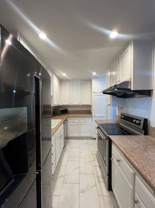 Building Photo - 2 Bed 2 Bath - Split Unit