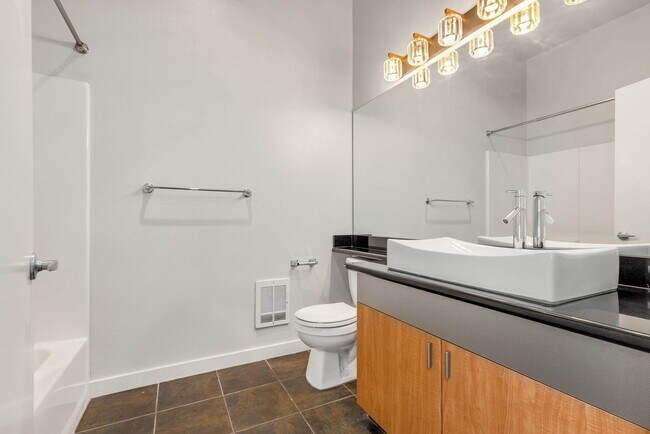 Building Photo - Kirkland Top Floor Large 1 BR+ 1 BA Condo with High Ceilings