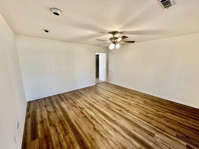 Building Photo - 1242 SW Elm Tree Rd