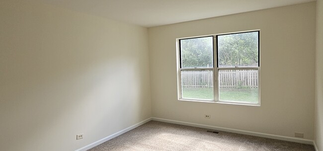 Building Photo - 1 Acorn Ln