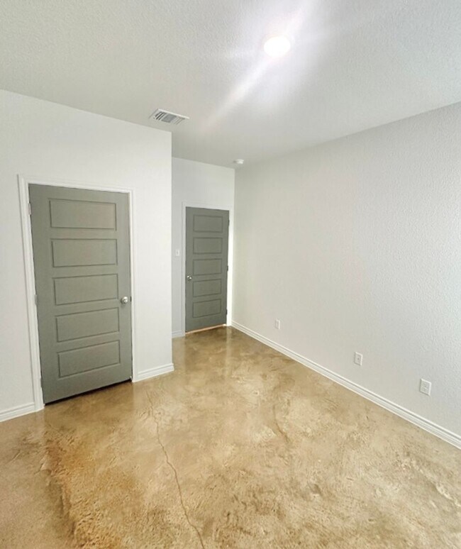 Building Photo - AVAILABLE NOW! - FIRST MONTH FREE