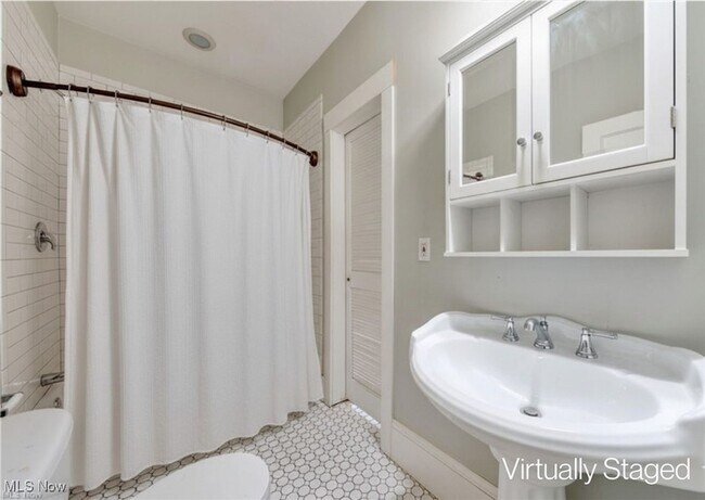 Building Photo - 12037 Lake Ave