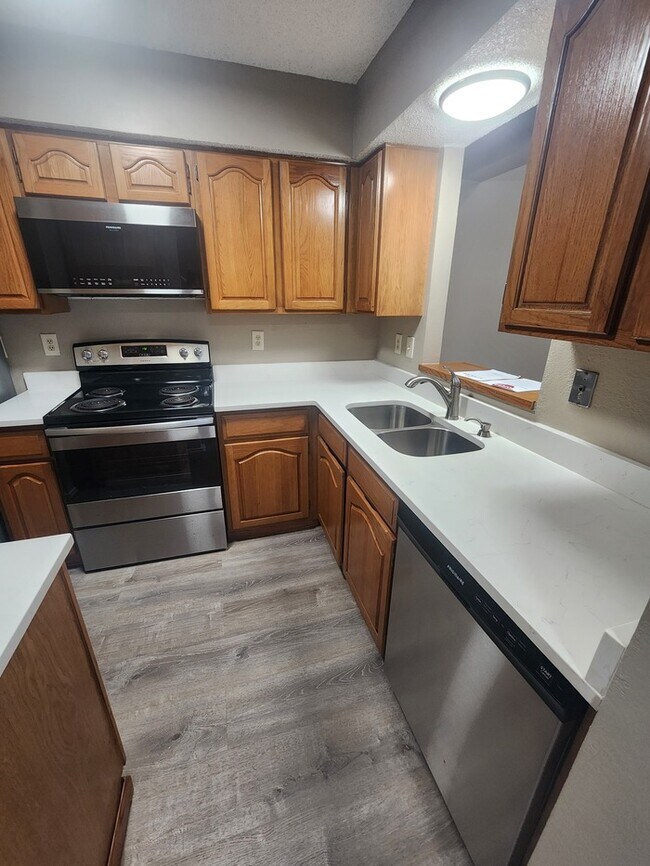 Building Photo - 1 bed 1.5 bath at Sagewood Condominiums, 2...