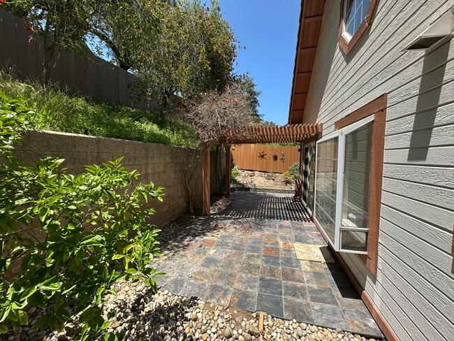 Building Photo - 898 English Holly Ln